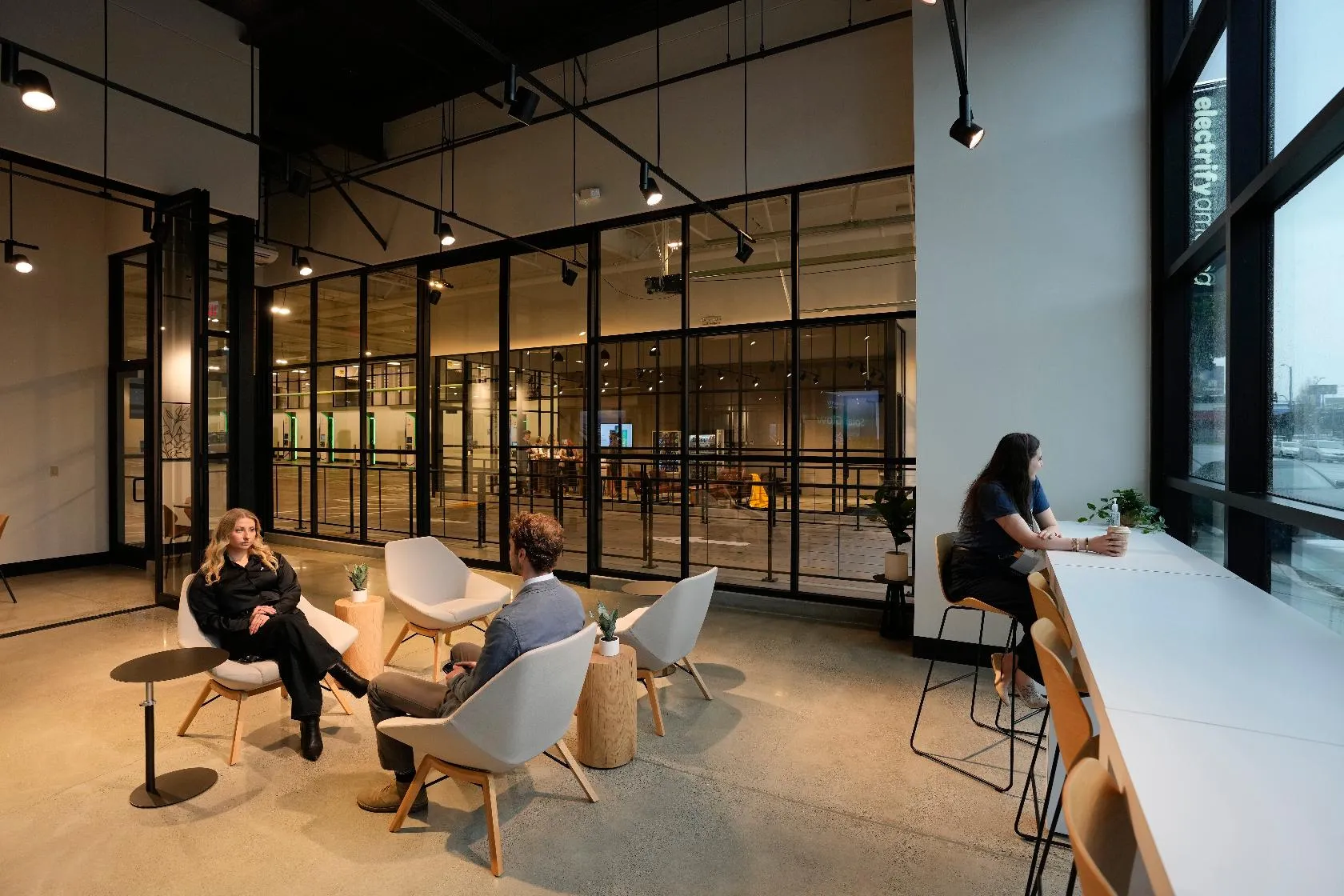 6b14a775734140f7a0a0c0b0ee82878d_main_electric_vehicles_fancy_chargers_33976