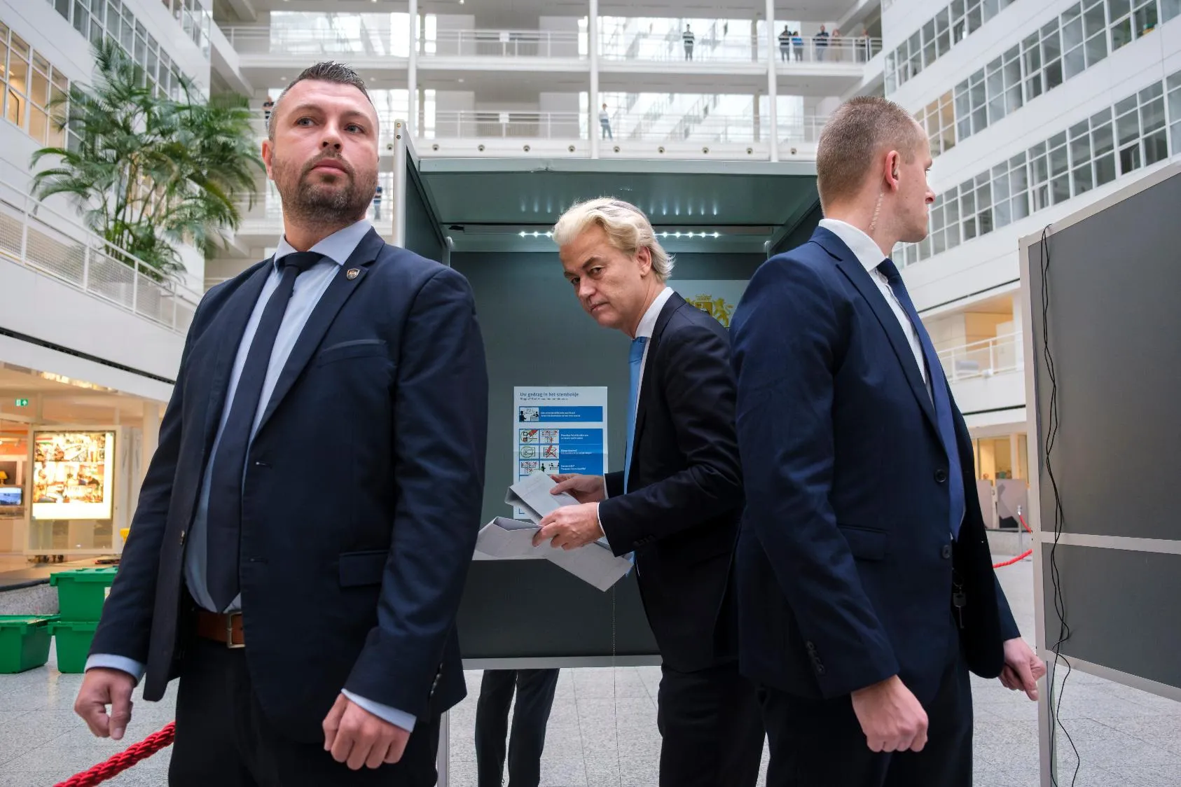 f66a13e0573f4c04bda906780775399d_main_democracy_in_europe_continental_drift_02121