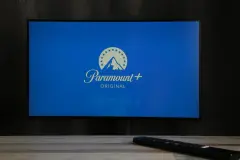 PARA-stock-Paramount-Buffett-Berkshire-min