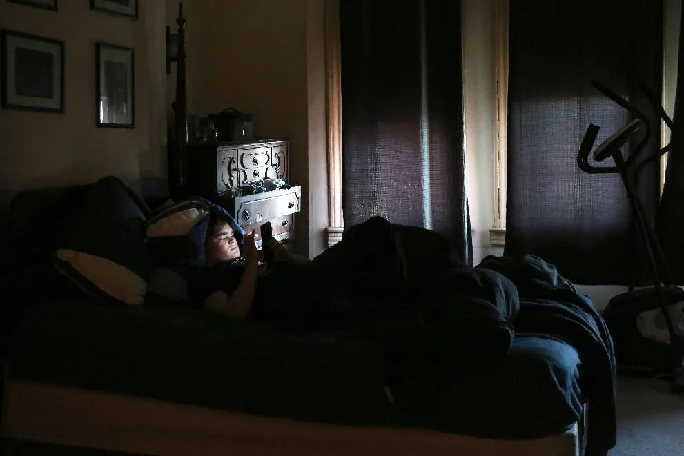 38e7b6f7946e46318dfb219a288d988b_main_wellness_screens_at_night_33273