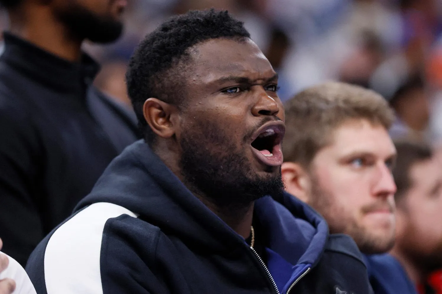 b98e66d876dc44119df536e0649a4df8_main_pelicans_thunder_basketball_40099