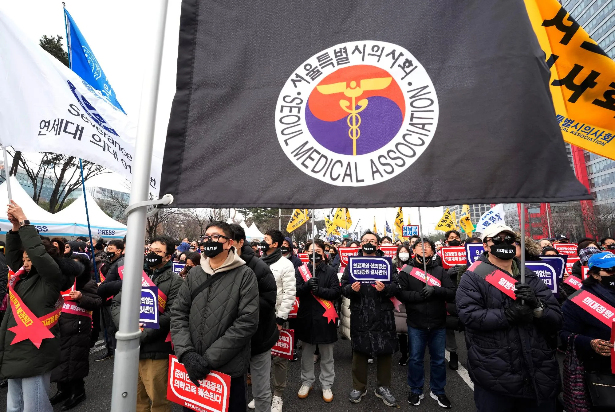 c950bfb405254f48bfa943ea5ffe88c6_main_south_korea_doctors_protest_52273