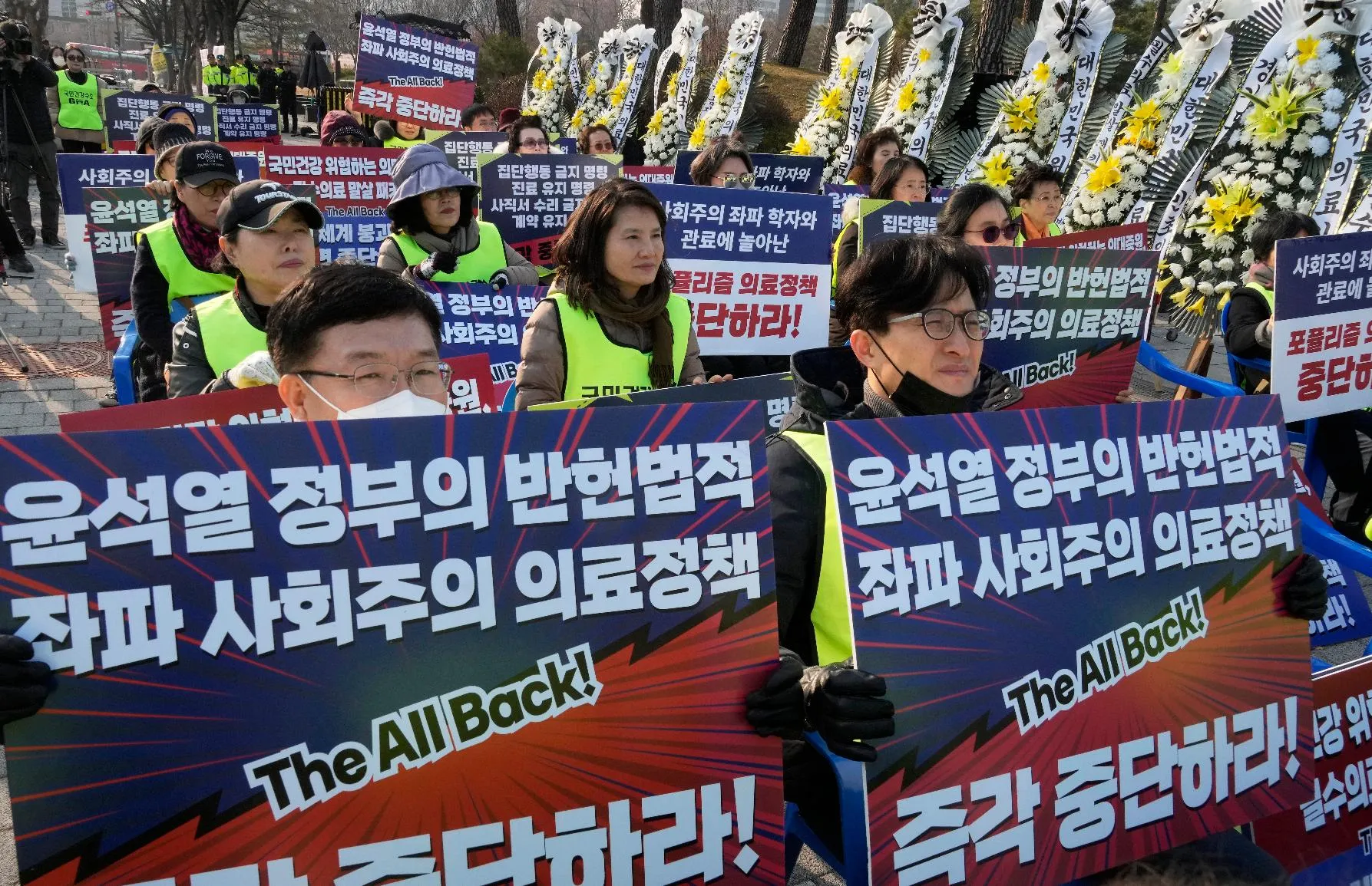 bc6ca6688346488a906ecb22759a1661_main_south_korea_doctors_protest_56968