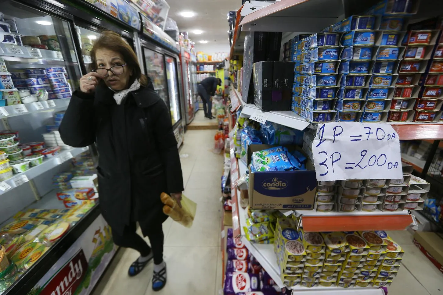 49a2aed83043471b8bc71d07adcd93b8_main_algeria_crashing_currency__29369