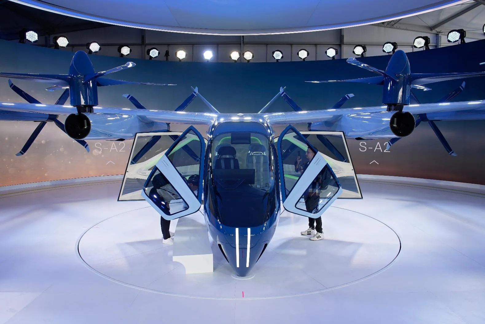 2e97e5ba34d1455a9c9064a23e8f0d7a_main_behind_the_wheel__trends_at_ces_39701