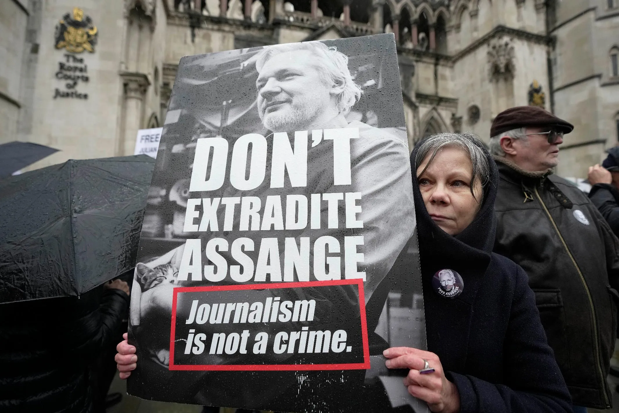 9c0a7544294c430abfdfaf0a5677d65b_main_britain_assange_72102