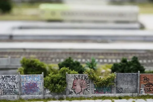 93e6bc7200e24f9e88174404ce509ae8_preview_climate_clean_energy_in_miniature_36816