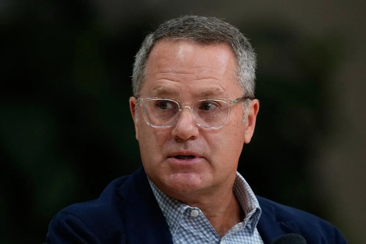 0dab5b5556b54359b98ff9c8cf9ada7c_main_us_walmart_ceo_workplace_q26amp3Ba_25342