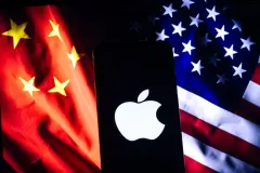 Apple Logo between China Flag and US Flag