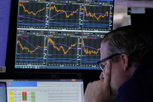 f0490c94f5484f6f8f4f8b735cf541b0_preview_financial_wellness-economic_uncertainty-tips_56417