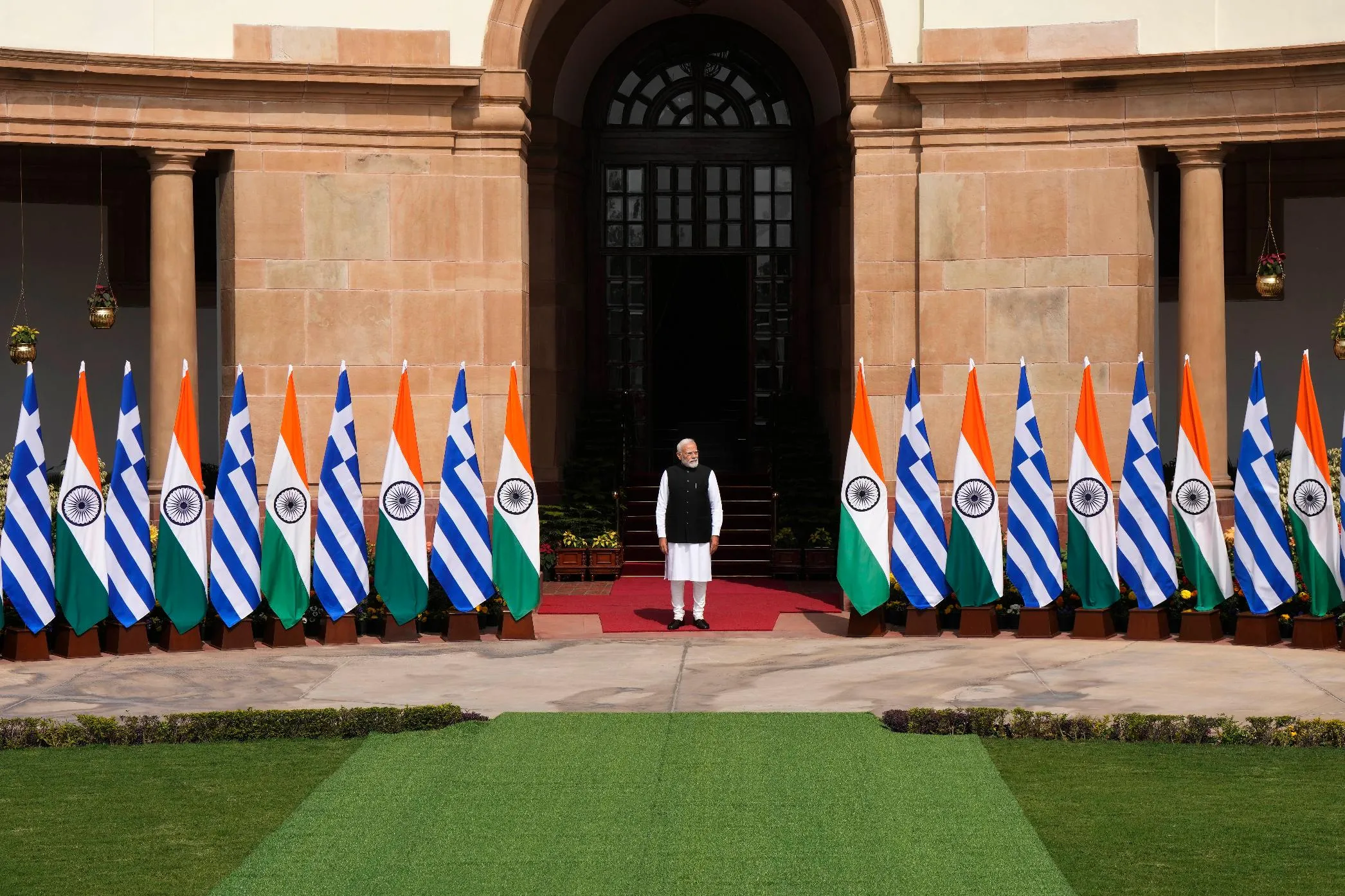 cc51d53f73fd4446a998c2d8bbea94a8_main_india_grecee_10796