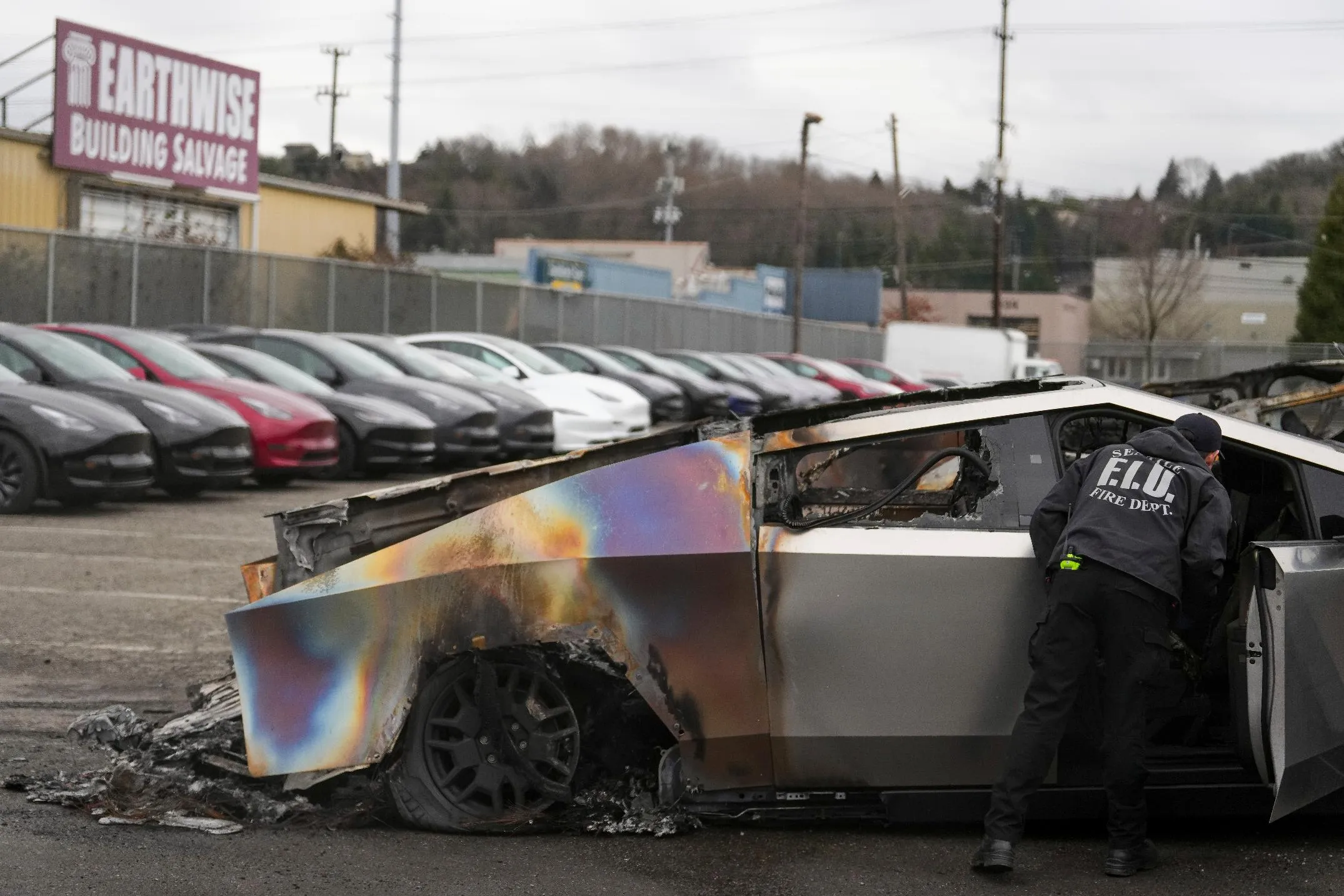 82582d9f92dc4c0396123fc5cd0915df_main_aptopix_seattle_tesla_cybertrucks_fire_37560