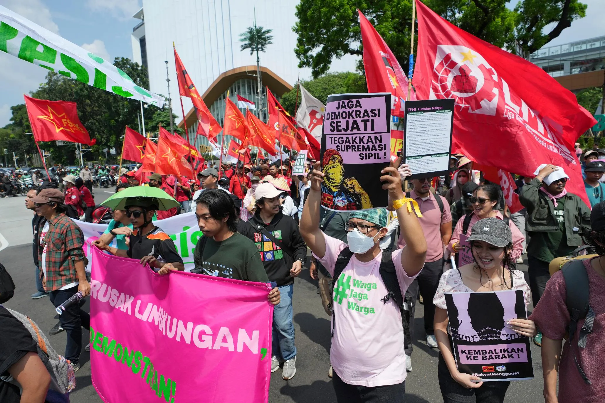 b812b9db2de54a068859787229f9674d_main_indonesia_protest_52552