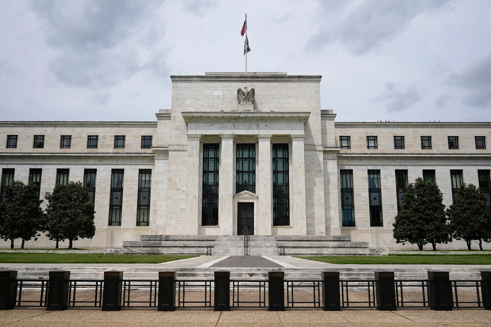 25233a5cf28d4e2890afee1c7dd7b306_main_federal_reserve-interest_rates-consumers_63499
