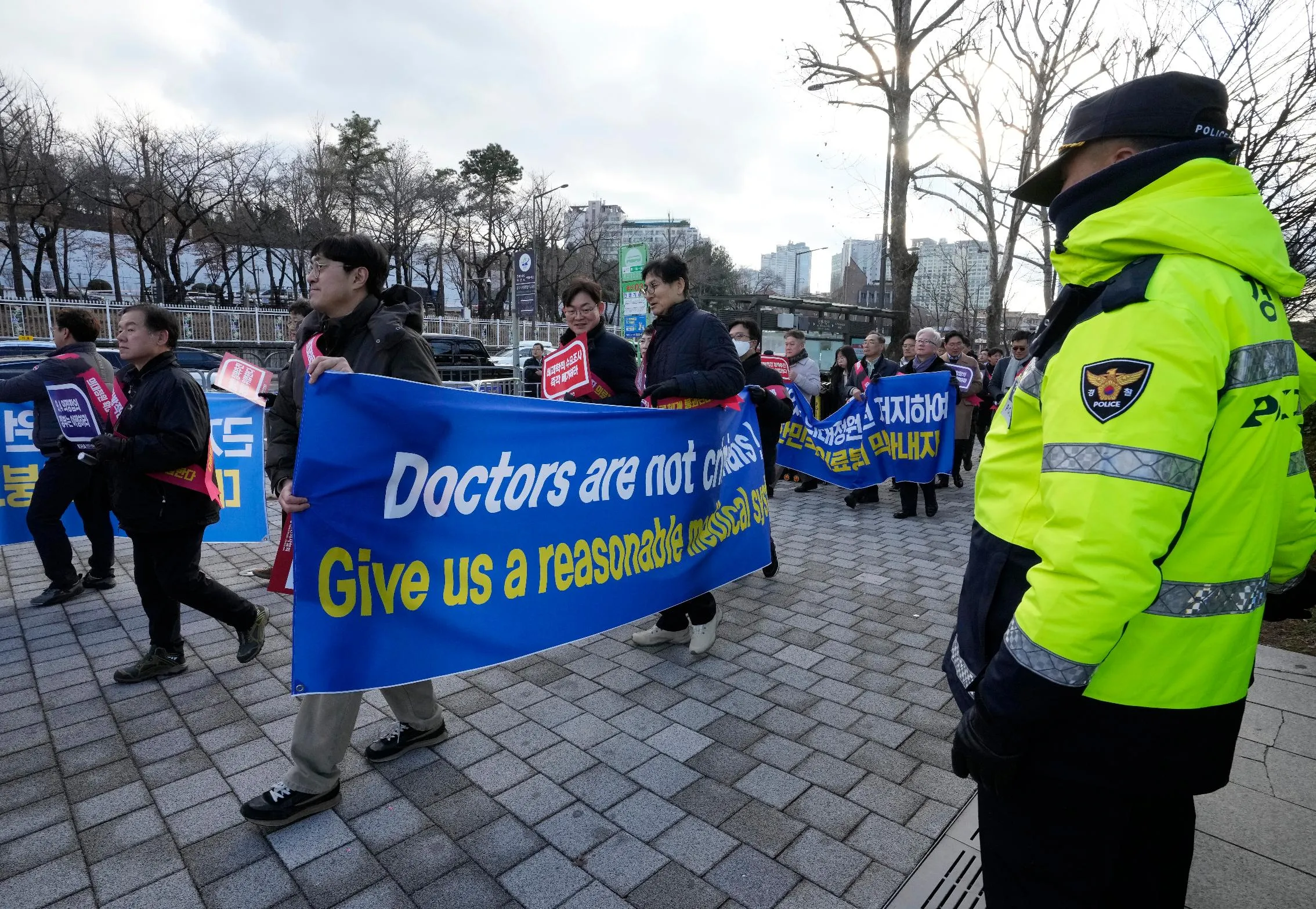 468bb9a214084e6bb0ef2bd51e7e7176_main_south_korea_doctors_protest_87555