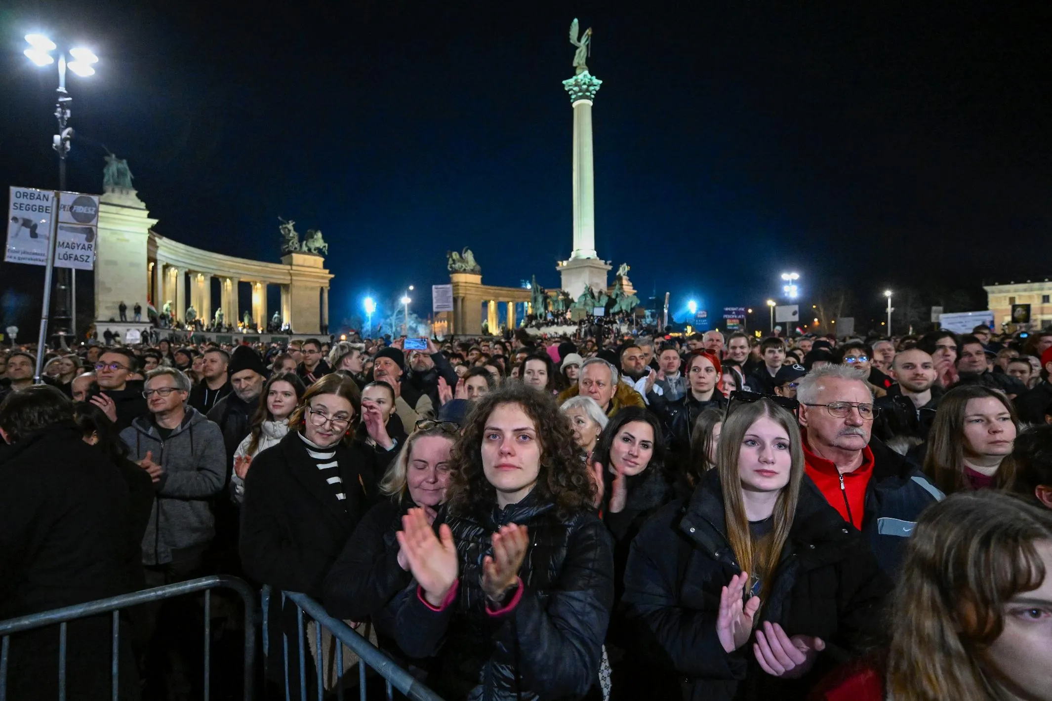 424a13bfa7f140dfa085e74f5c683dee_main_hungary_protest_26169