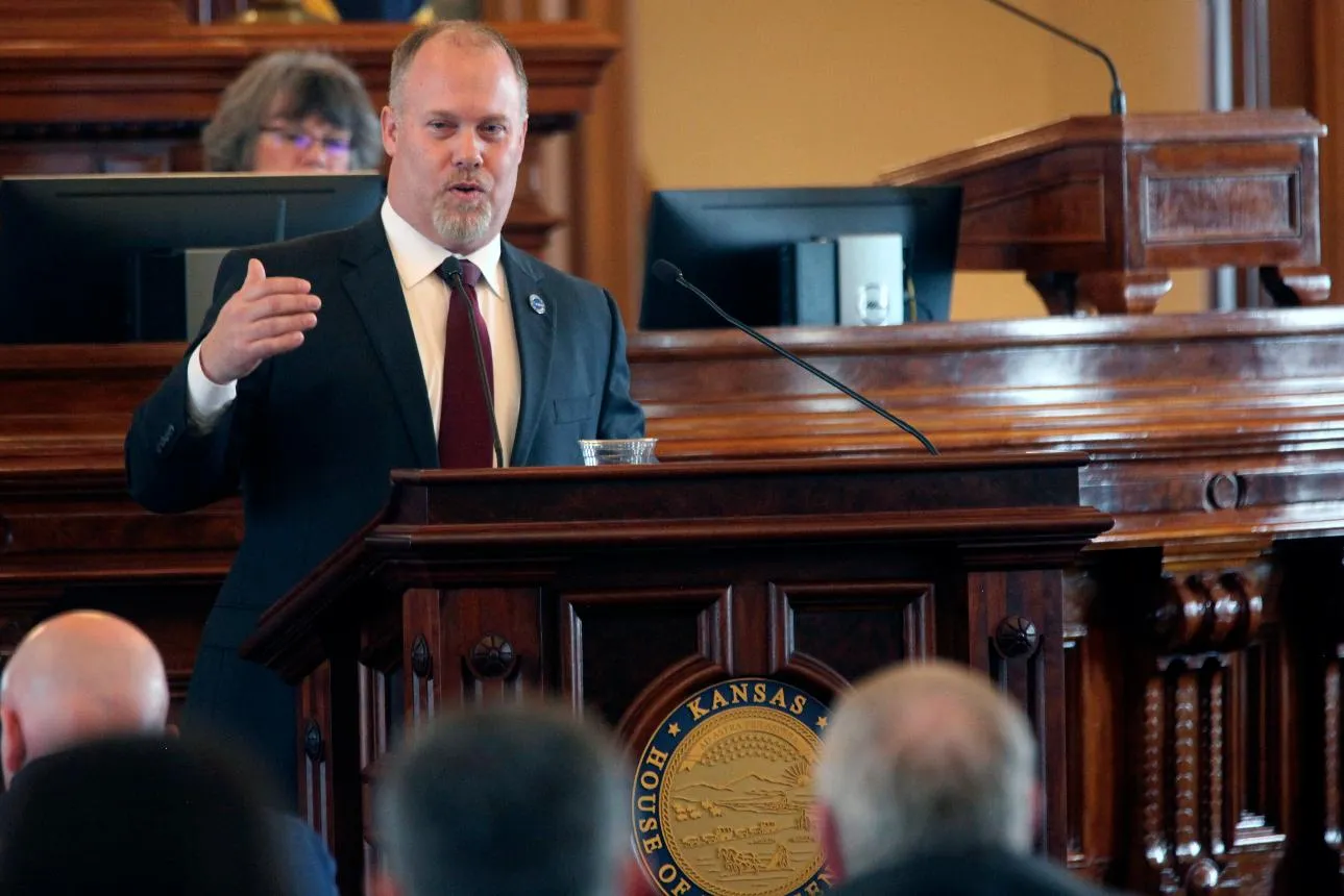 dee173b3db2447e6ab8dfc4d624386cb_main_kansas_budget-taxes_03983