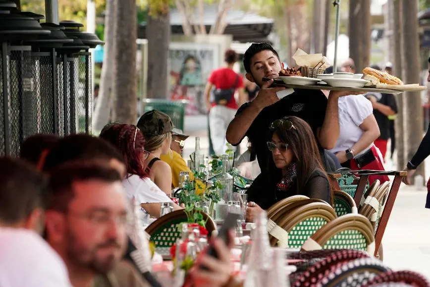 de9e32c7379043d1b0f082fa86b6ce10_main_trump_harris_tax_on_tips_42070