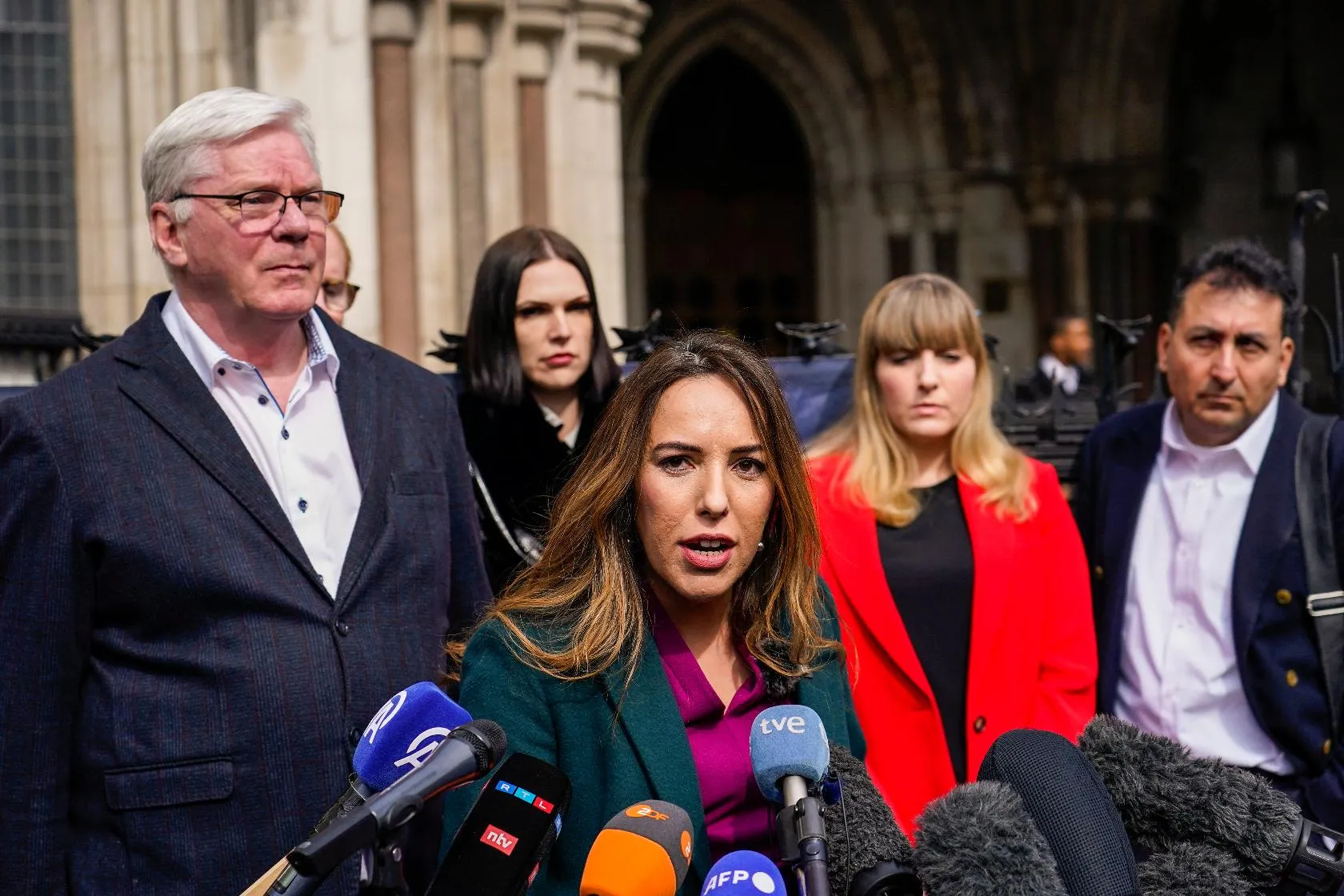 13260cfefcc44350846b596fa511dff5_main_britain_assange_79433