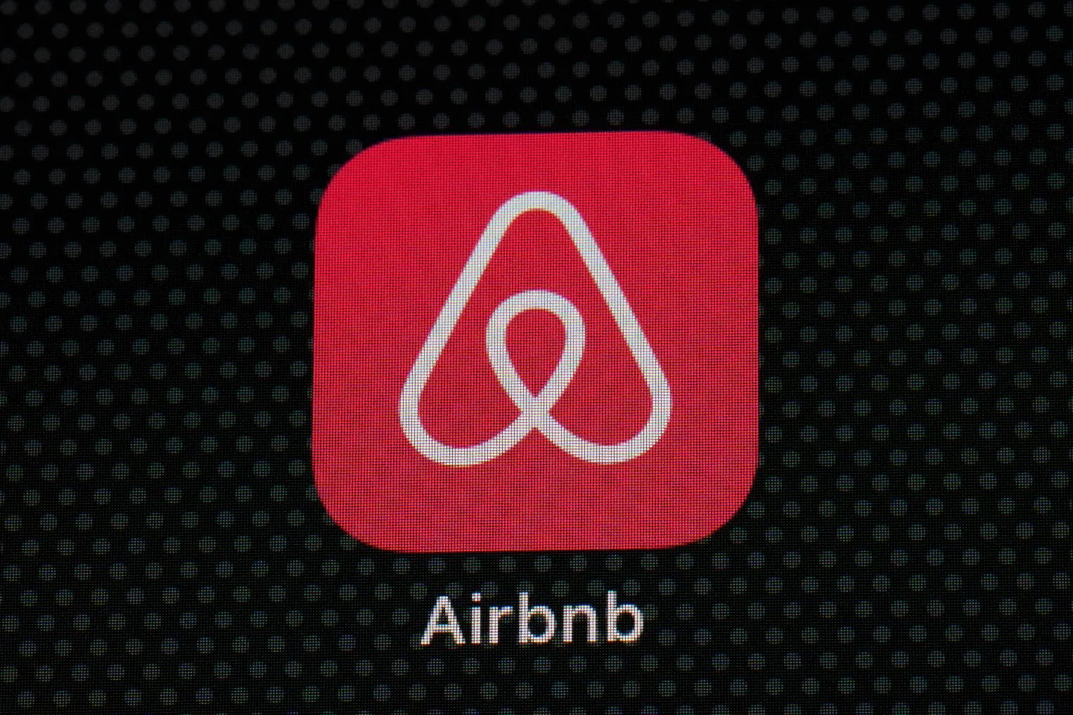 c8fbb676104e40d3b3a21f5853dc9f25_main_earns_airbnb_48054