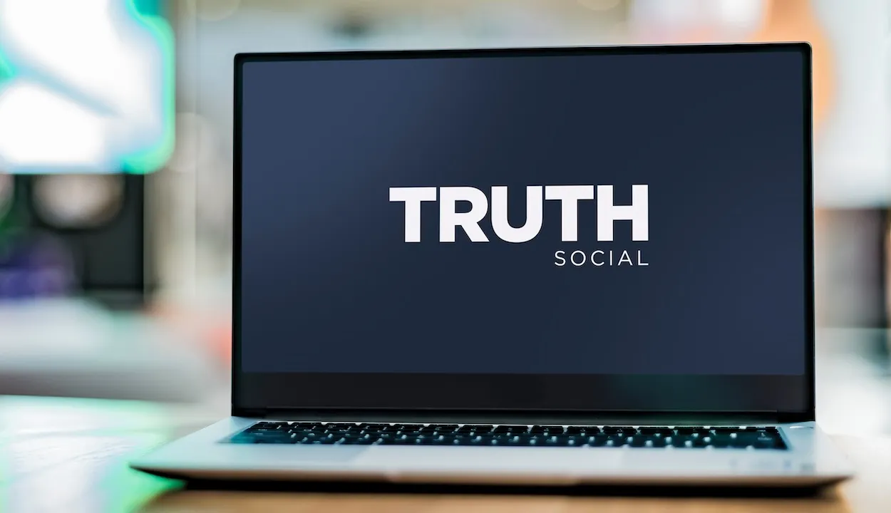 Laptop computer displaying logo of Truth Social