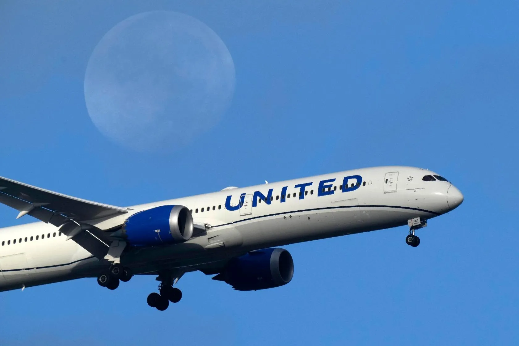 4cc3eceadd1a4dee944d72d8a45febdf_main_united_airlines_plane_door_34699
