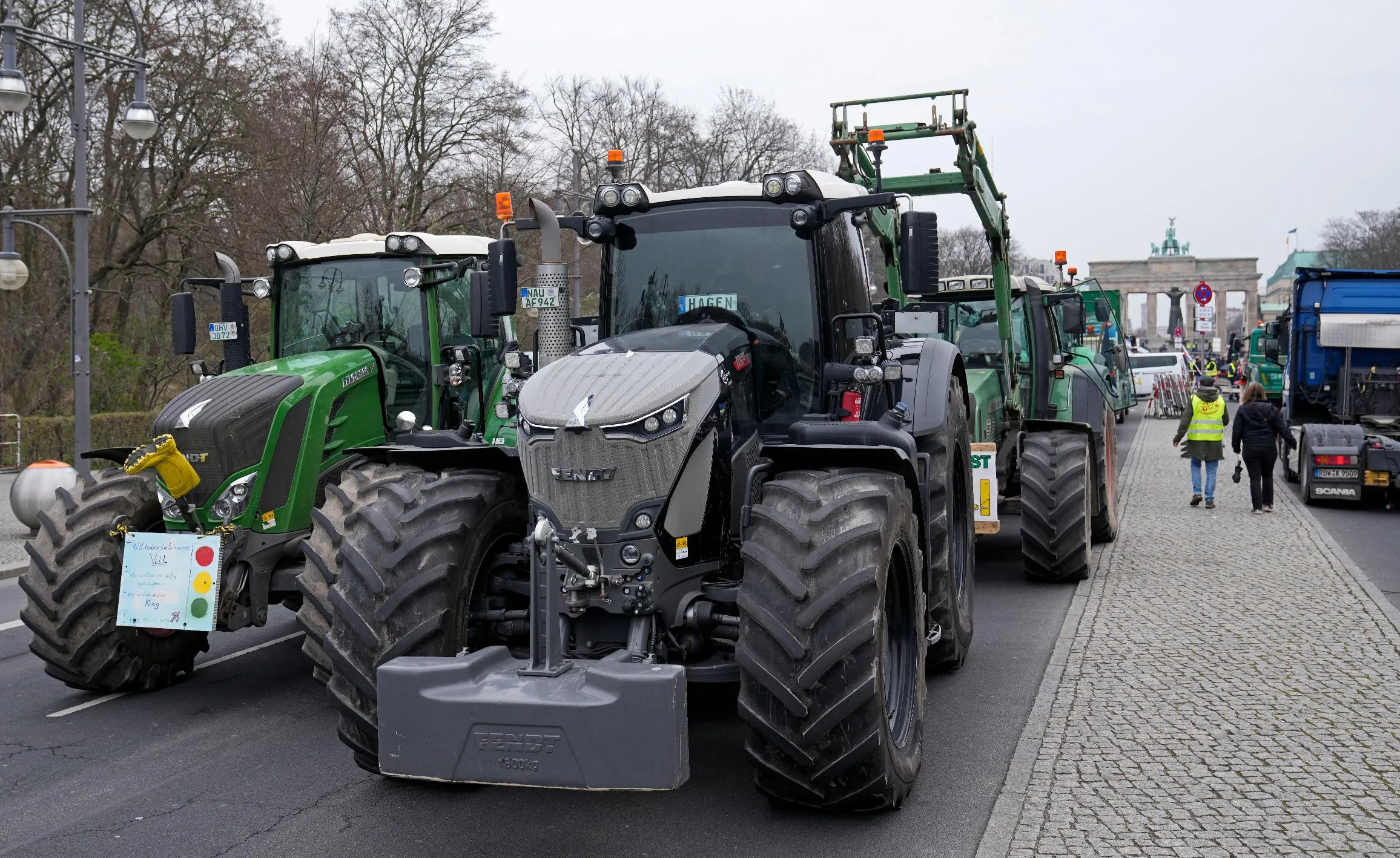 e80a42cb7d9345babdee36395ecd2e8b_main_germany_farmer_protest_10464