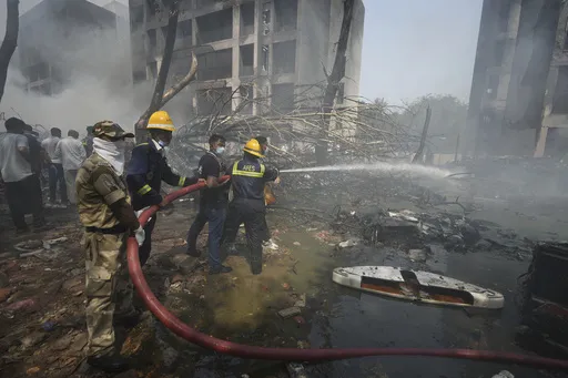 8f5f4a10a0eb4538bc1e3f03d45cde4d_preview_aptopix_india_plane_crash_10068