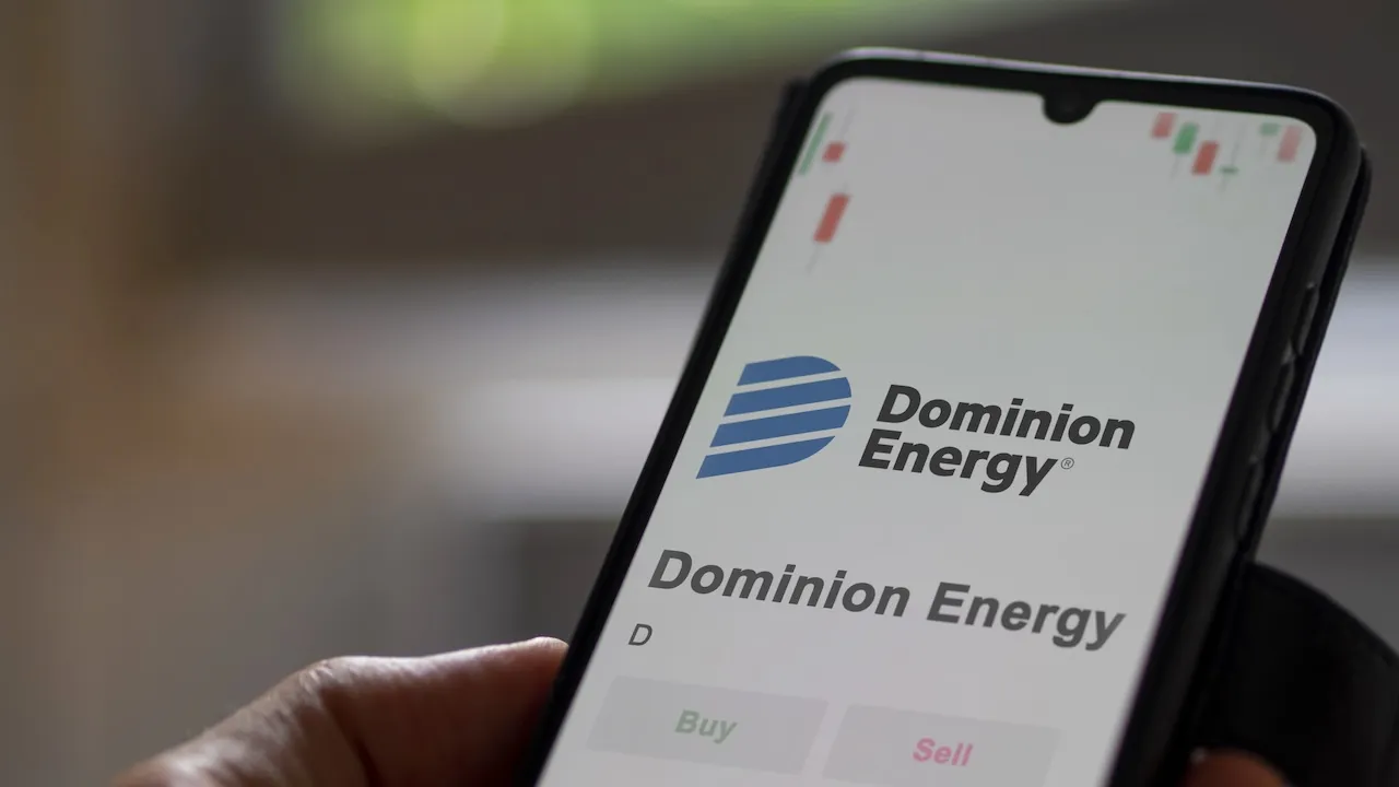 The logo of Dominion Energy on the screen of an exchange. Dominion Energy price stocks, $D on a device.