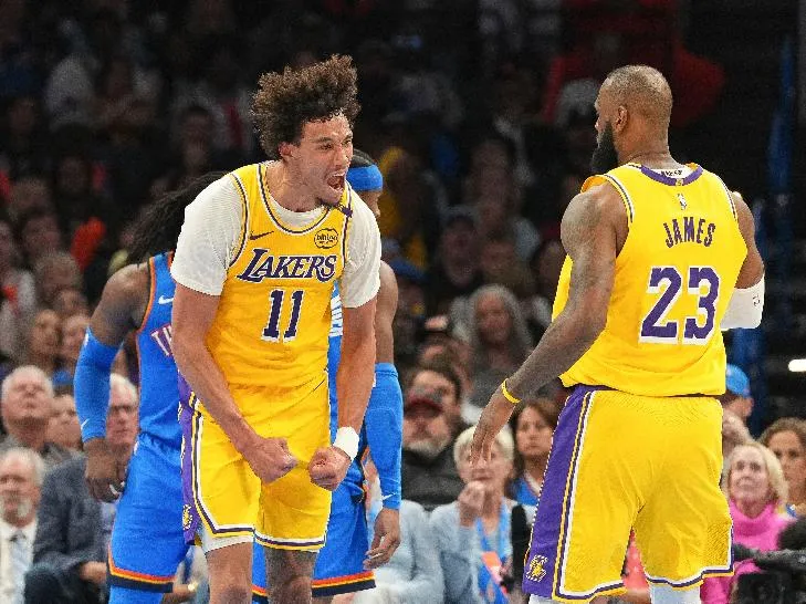 9c7a01c1a4a74ba78ff4c1fd63131c1c_main_lakers_thunder_basketball_28626