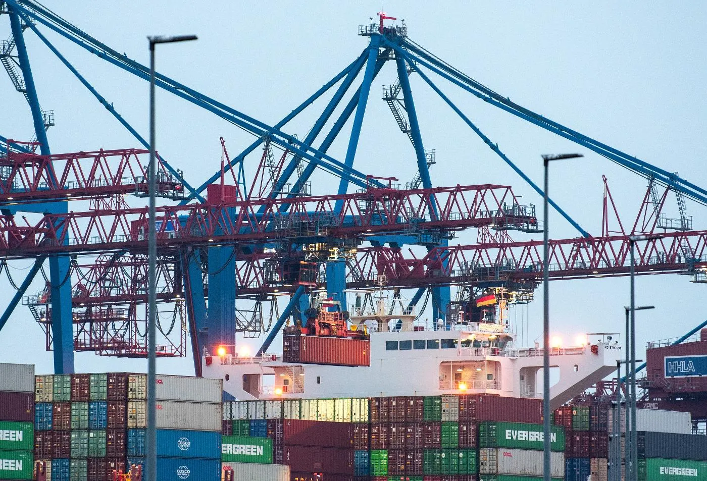 58652b6da07644068f69a96f007a56cd_main_germany_economy_30339