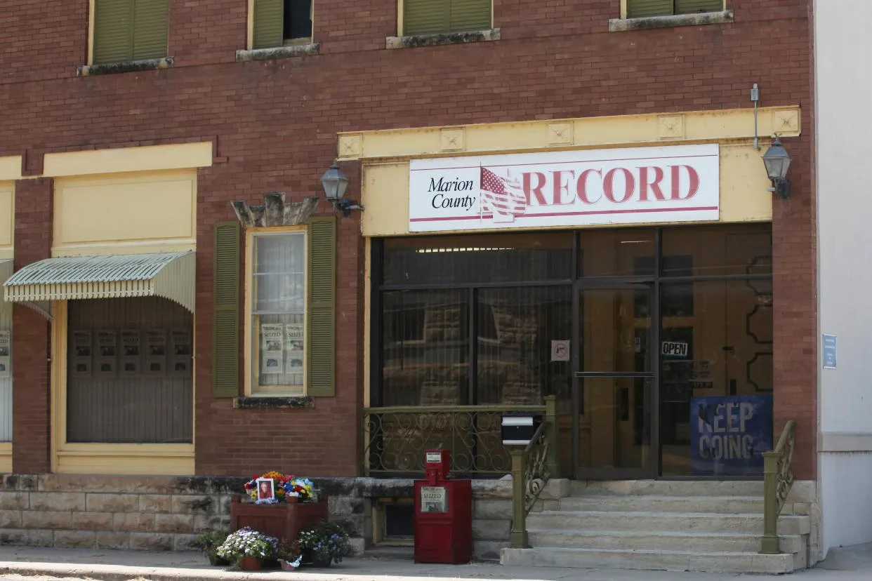 5954650d297148c292e5d757e50616fe_main_kansas_newspaper_raid_01999