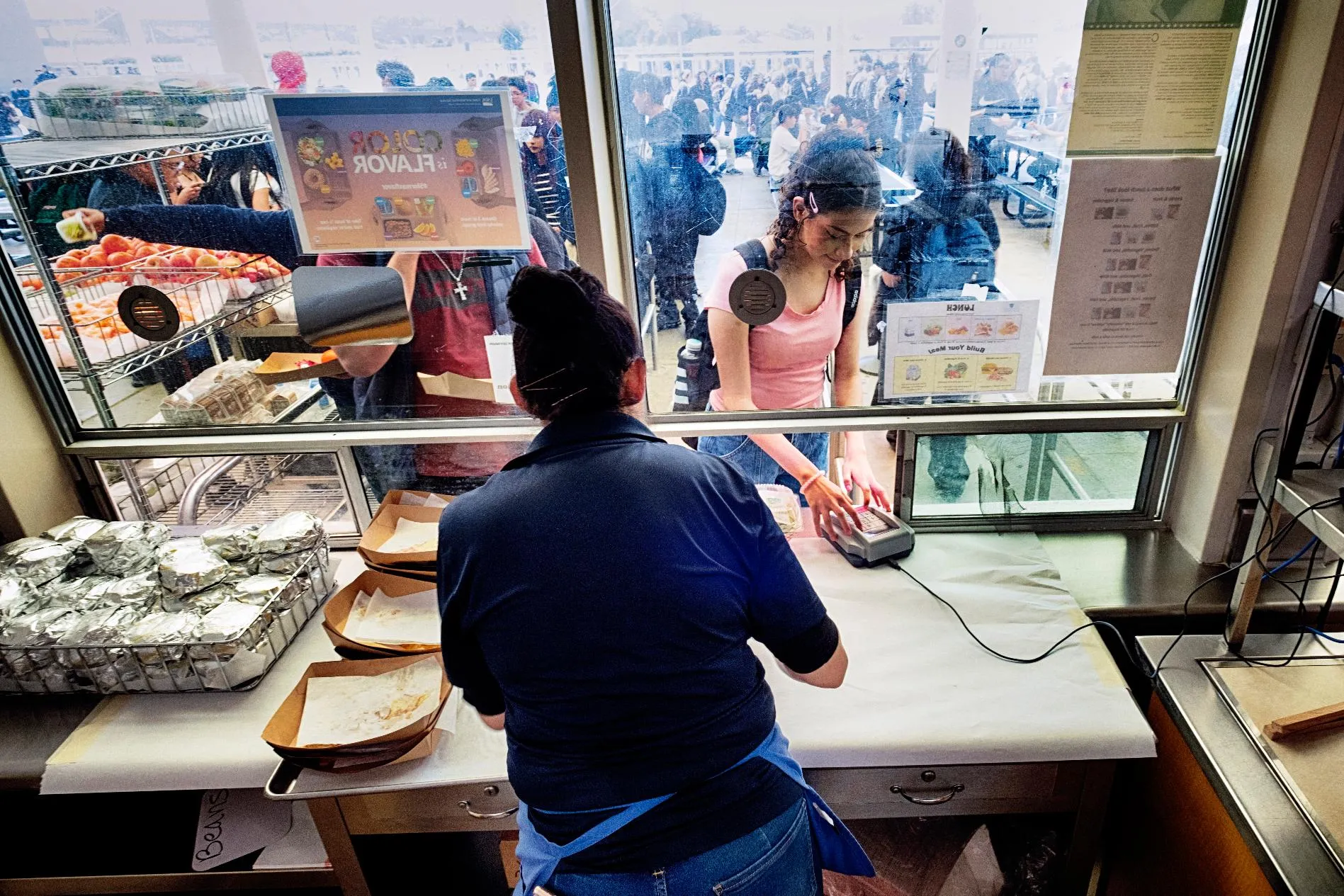 e37c9fc0b86045158b52ef01c8e7fc12_main_california_school_food_wages_82186