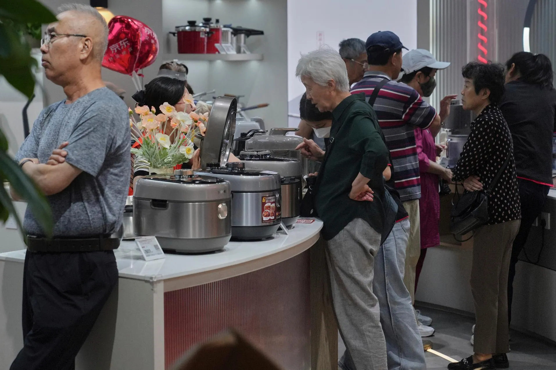 233f26b7d3394dc2a69ed9710057af7e_main_china_economy_54991