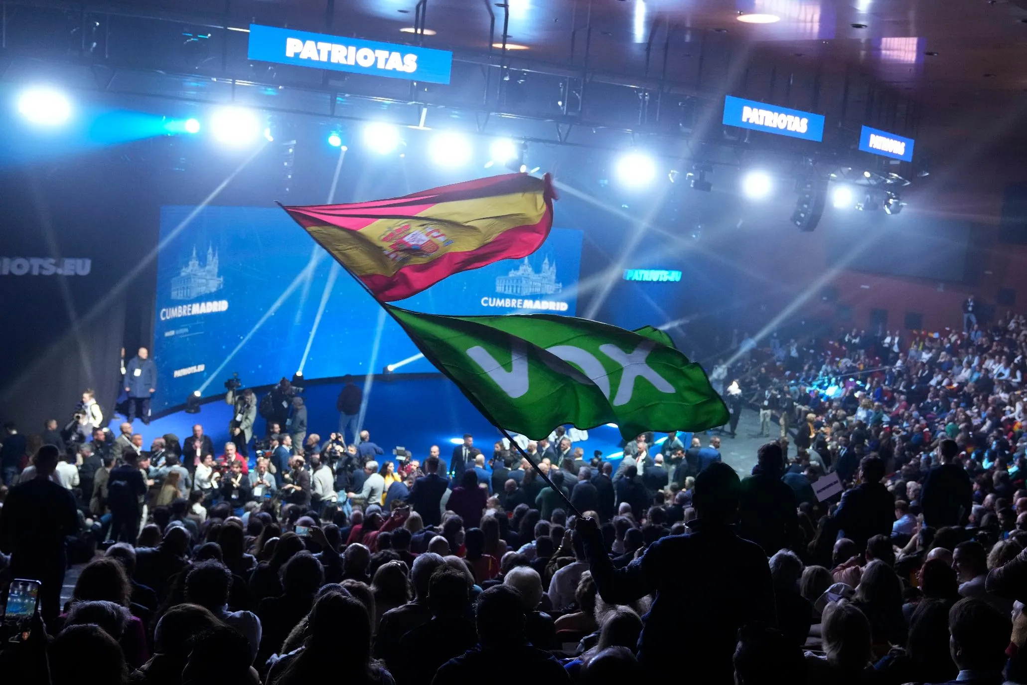 73c3c3f6cb3b4123819161a9938ffcaf_main_trump-chaos_by_distraction_24486