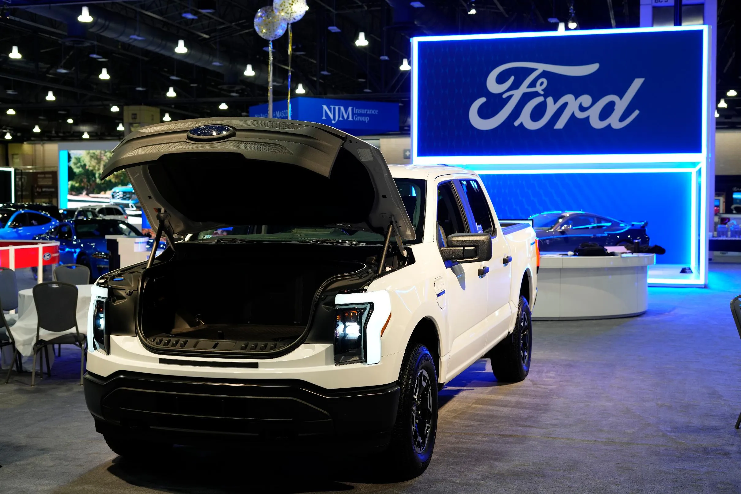 fd0bceba8b1b4d238614c6d0167fc1e8_main_ford-f-150__lightning_88990