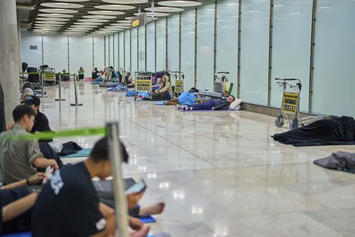 9ffe7f209e124722a962bbb34e99f836_preview_spain_madrid_airport_homeless_53435