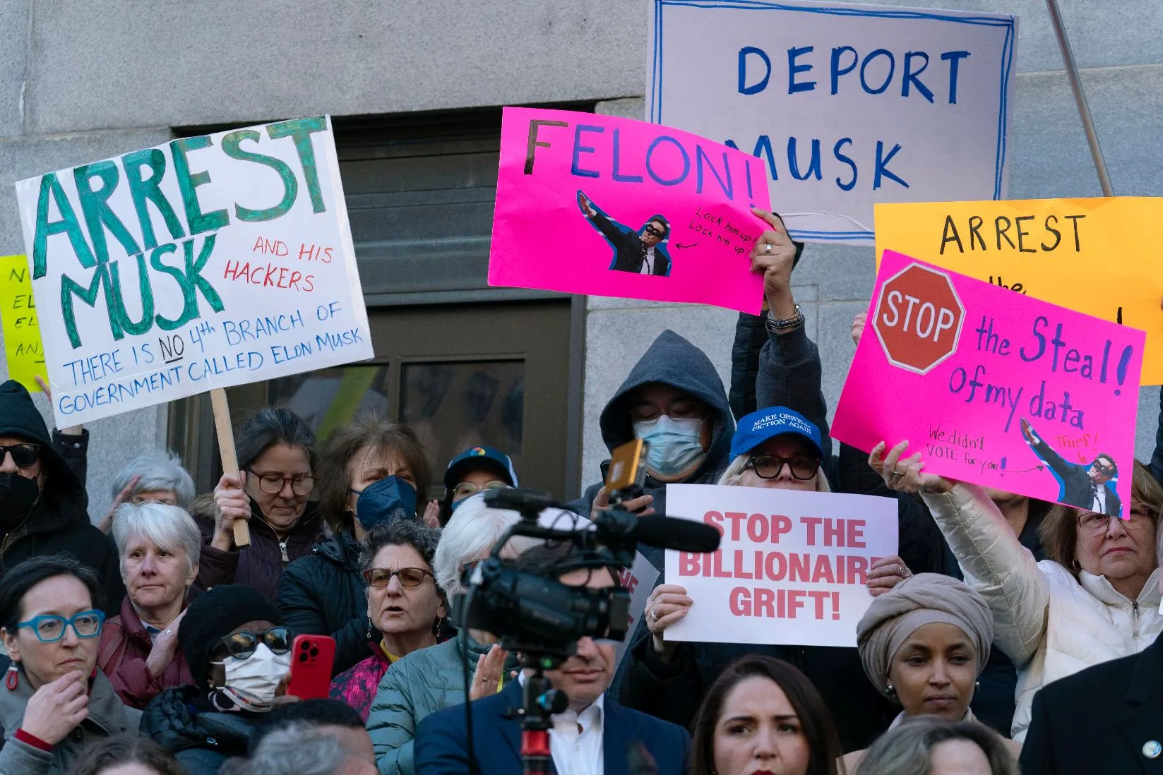 ccc4120d9b6a416798d158ef84bda9b9_main_trump_musk_tesla_investigations_51284