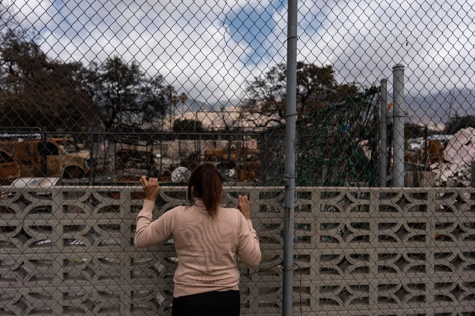 26a7d799a2924c4cbec0c803883ff341_main_philanthropy_la_fires_paris_hilton_57741