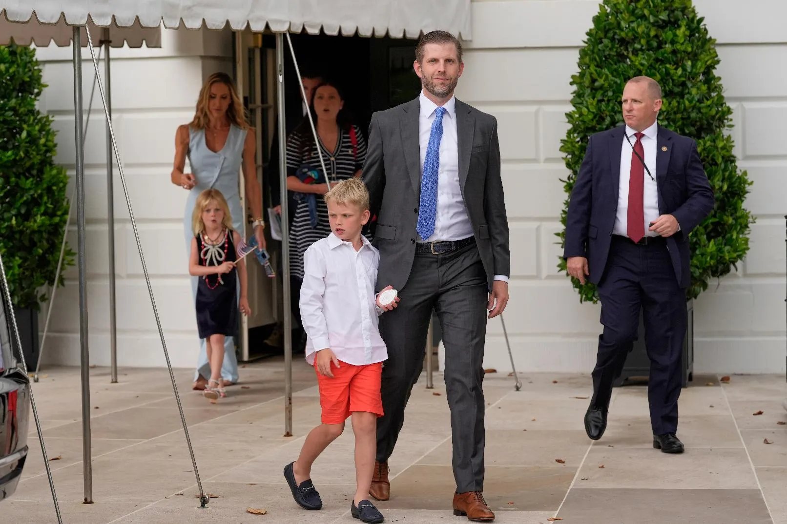 b802f80cfe47474eab2d8d36c7a5f605_main_trump_miltary_parade_24914