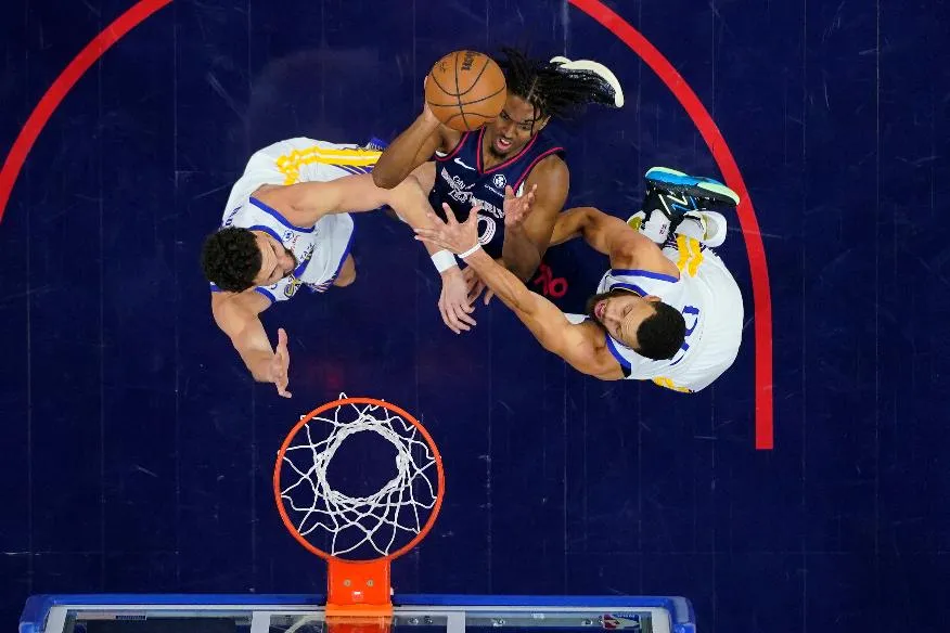 f7614d58332e4832925ced235e53b8e2_main_warriors_76ers_basketball_57666