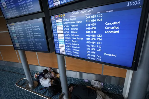 d8818c873ed3490189be8c4565a86cd8_preview_air_canada_flight_attendants_05957