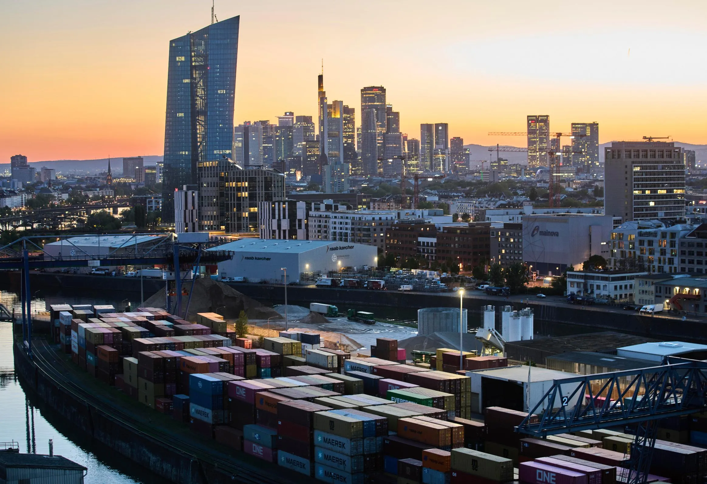 558f653842974e1a8c6f5c6ec21b7243_main_europe_economy_39190