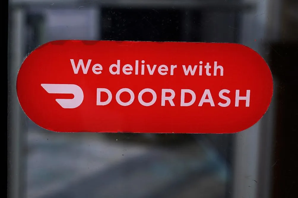 8621c02f38444fcda909a279f79a3477_main_doordash-deliveroo_71025