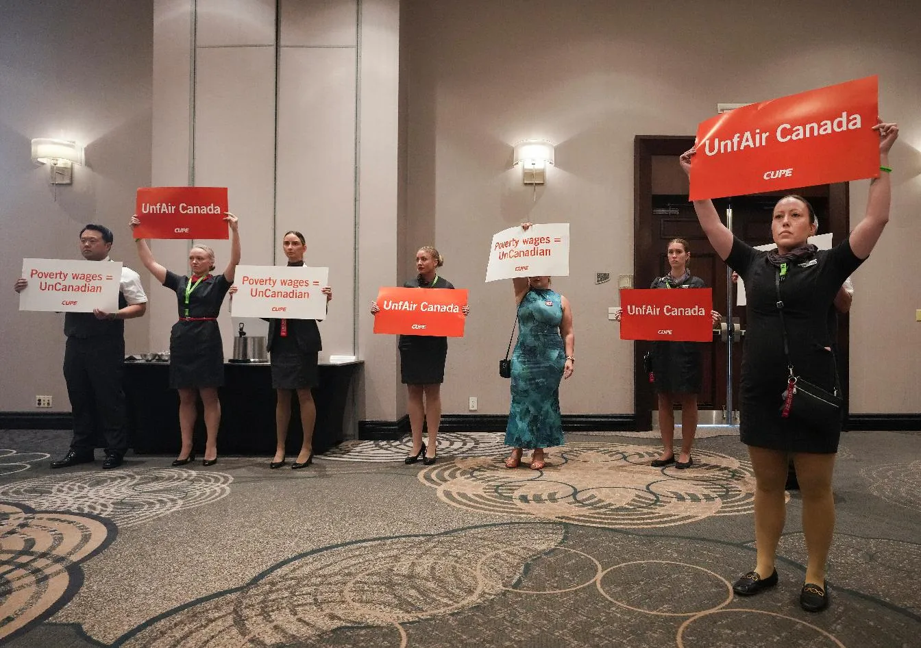 ea79dcf89cef4c2da8d25923a9470319_main_air_canada_flight_attendants_82557