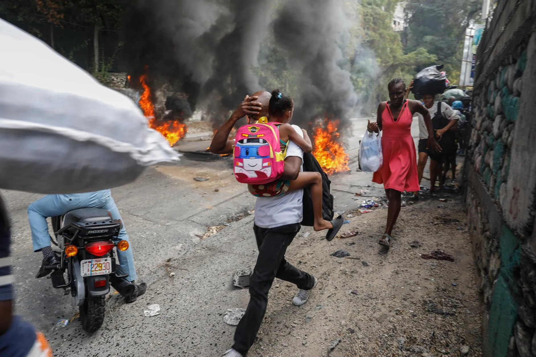 583860e9ab99462fbe9c81a68c0cfa59_main_aptopix_haiti_protests_28948