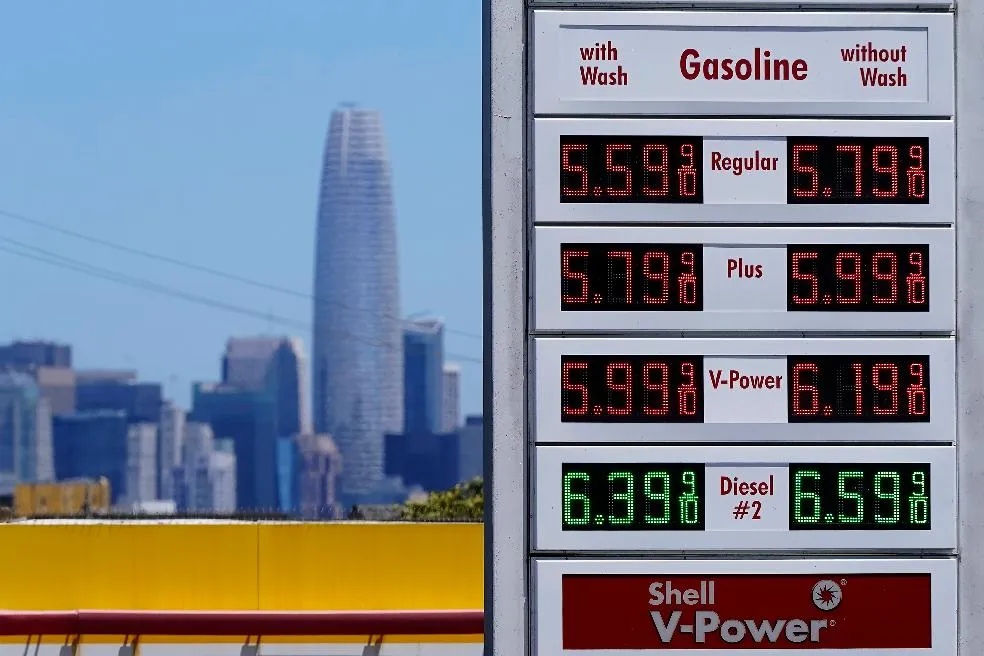 e081441c0c244640a3c34ff9ba8eeeac_main_california_gas_prices_00475