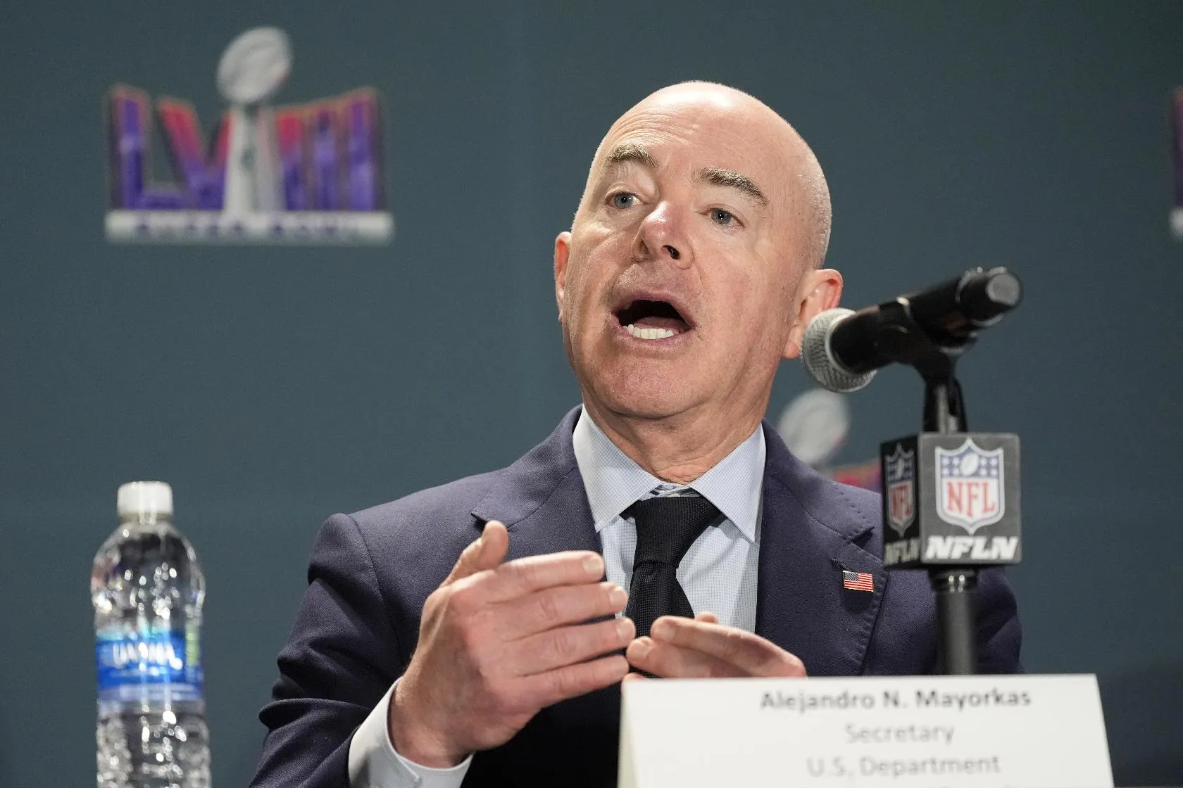 192906810f174ba087b77c7842e24db2_main_super_bowl_football_mayorkas_13776