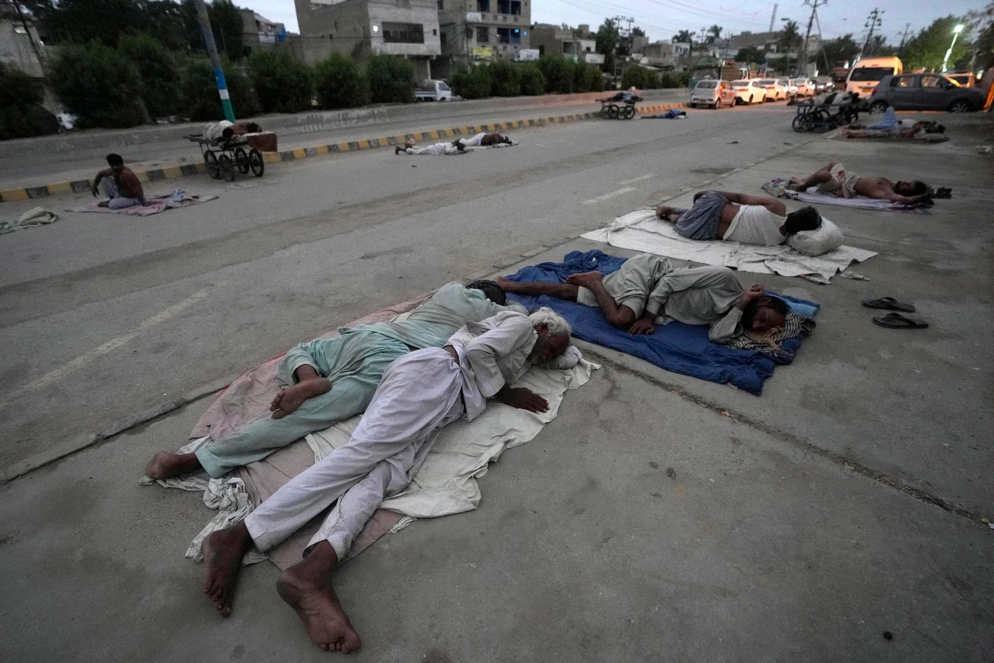 5ce91efafebf4842bd969fa39a45365a_main_pakistan_hot_weather_77640