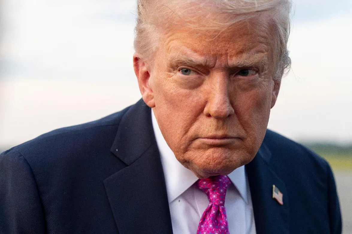 de9328c82be746168be8f30bb67f956d_main_trump_29077